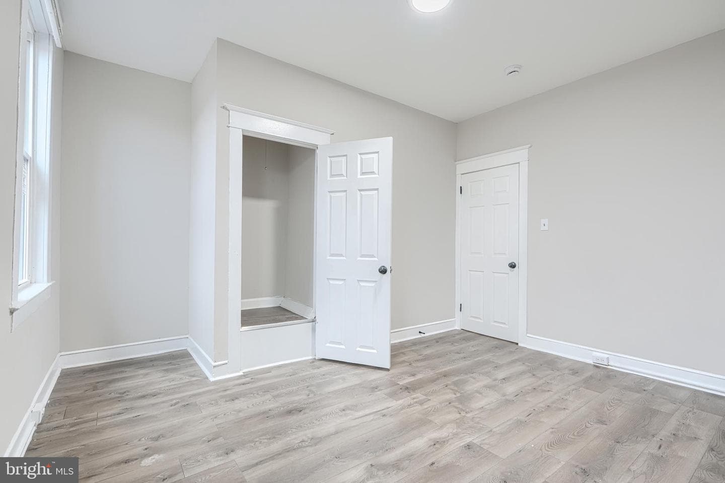 240 N Monastery Avenue photo 19