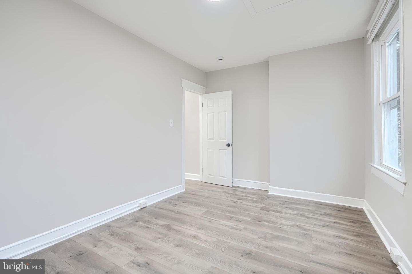 240 N Monastery Avenue photo 28