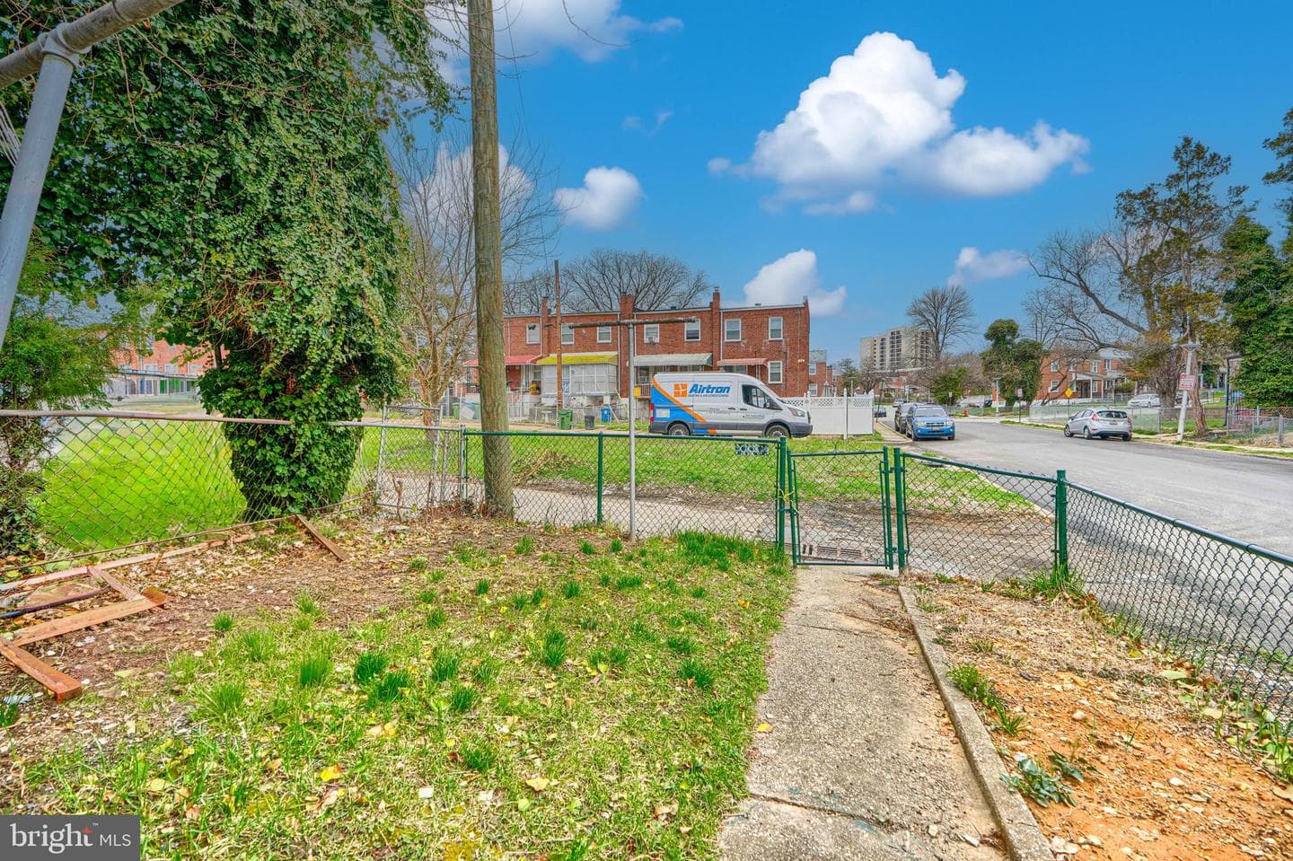 240 N Monastery Avenue photo 40