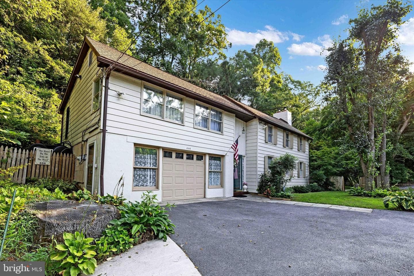 606 Freeland Road photo 3