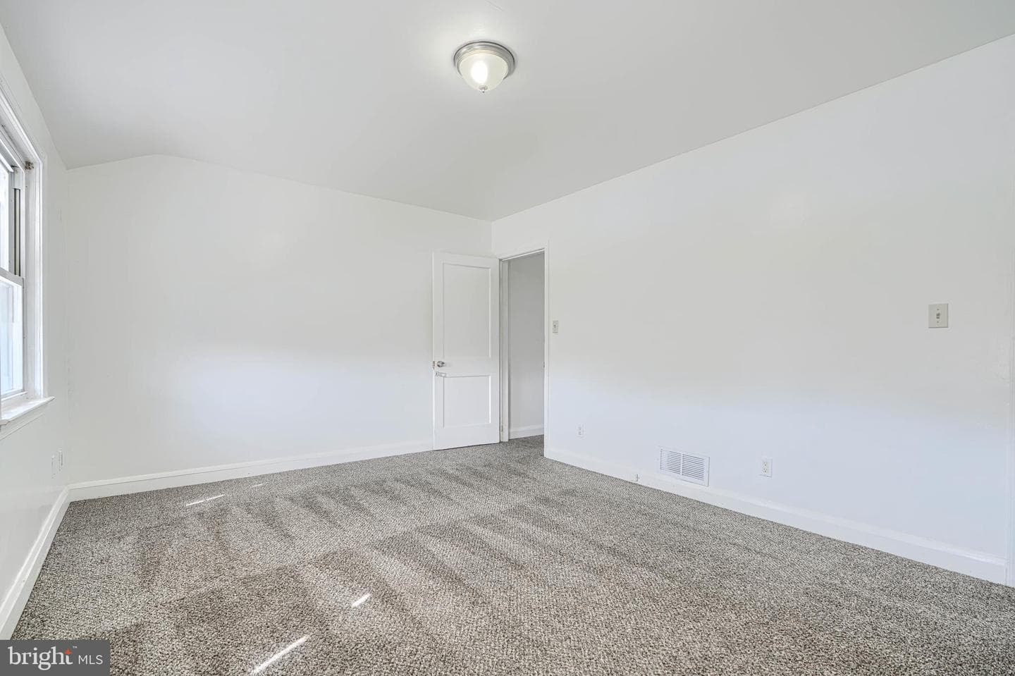 1020 Middlesex photo 17