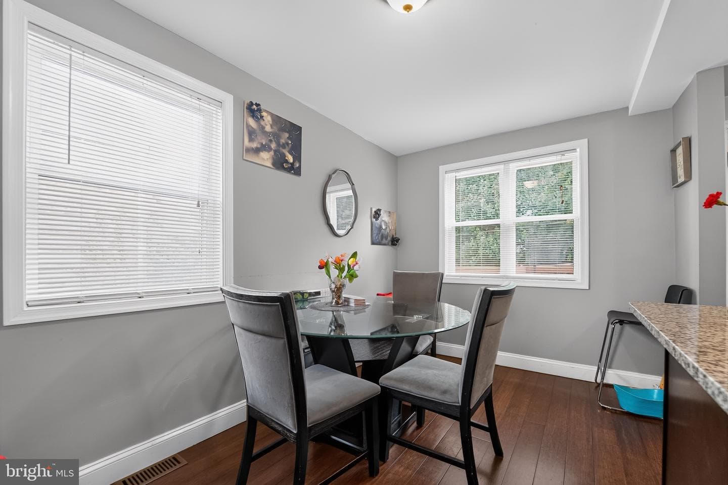 5438 Masefield Road photo 17