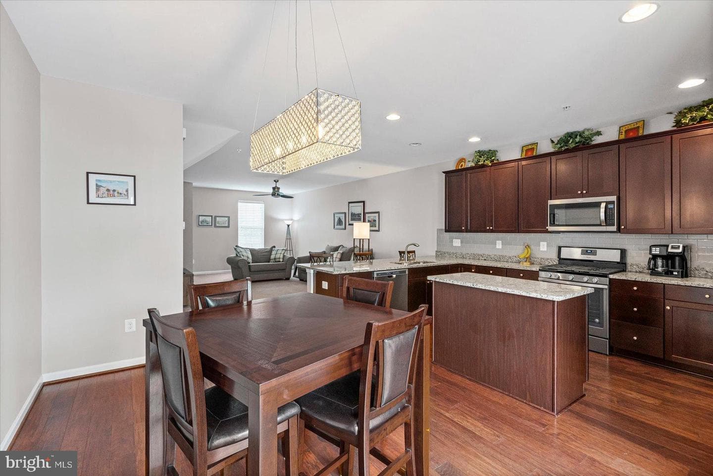 9442 Adelaide photo 13