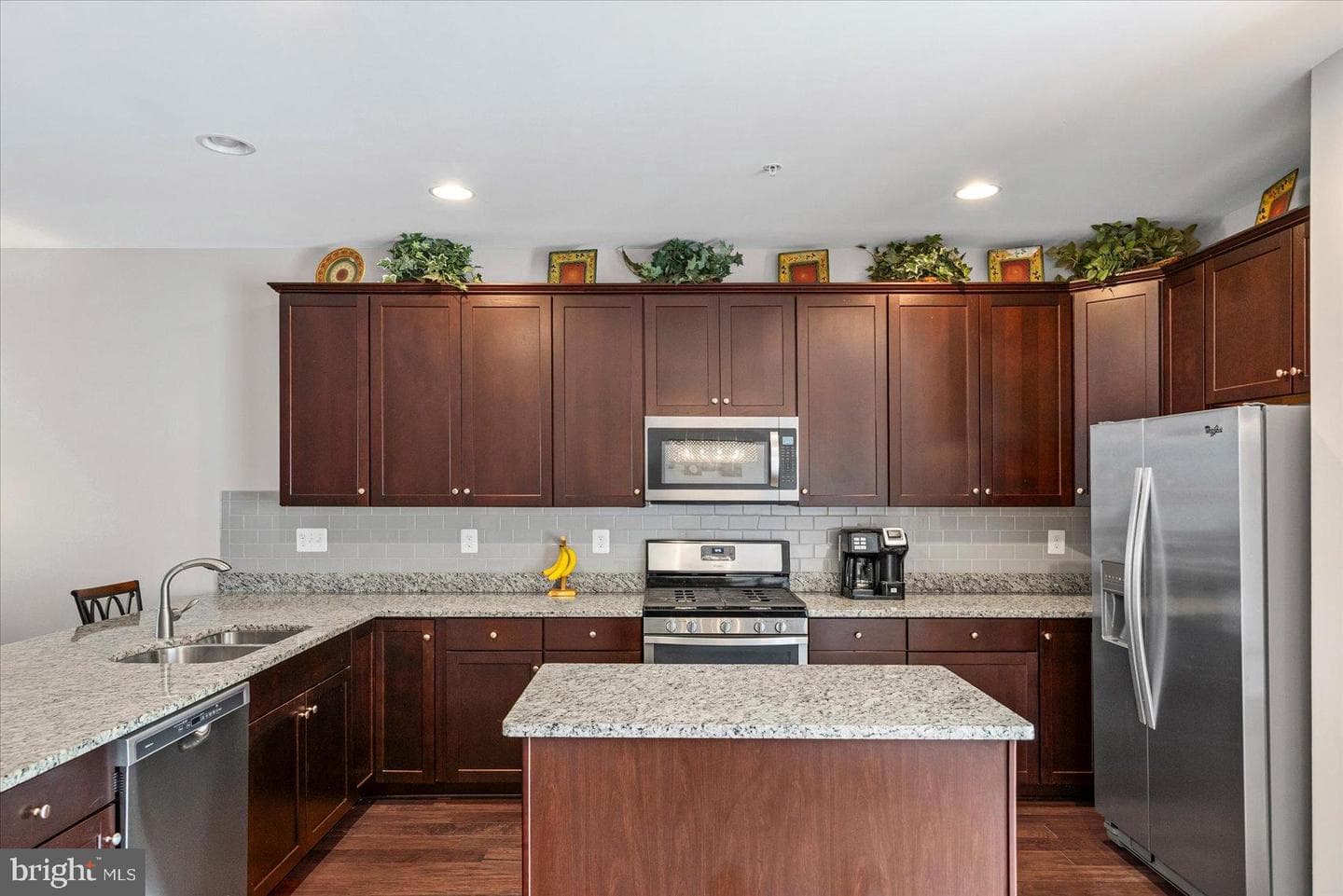 9442 Adelaide photo 15