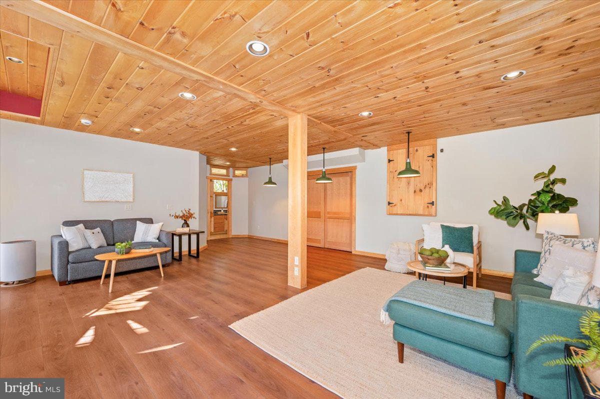 213 Sherwood Road photo 45