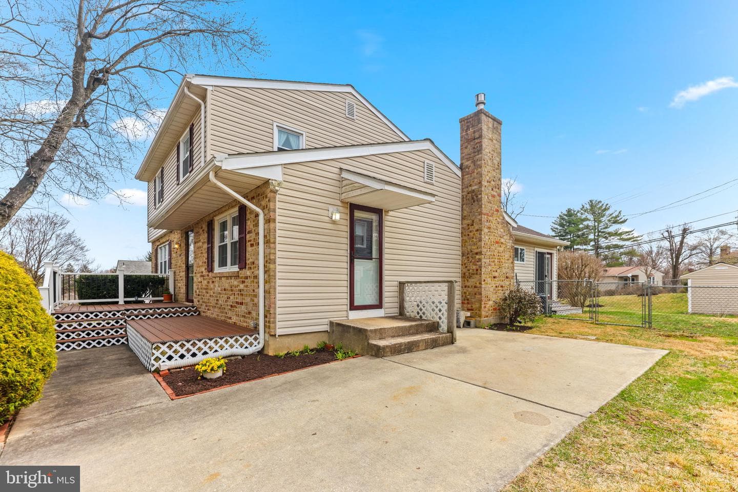 211 Bond Avenue photo 4