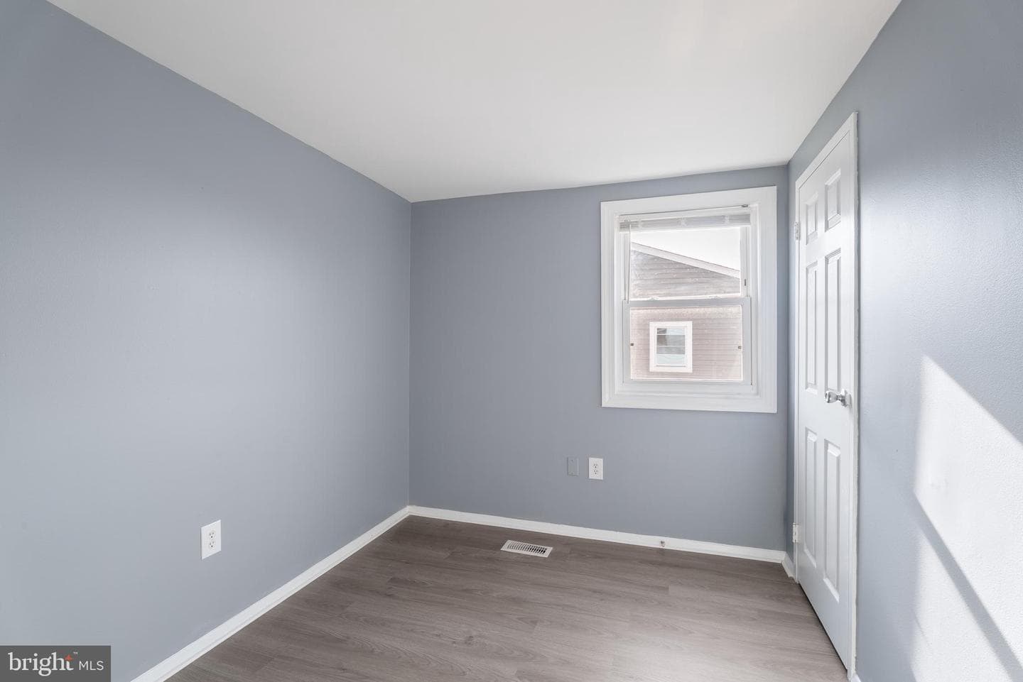 710 Kingston Road photo 9