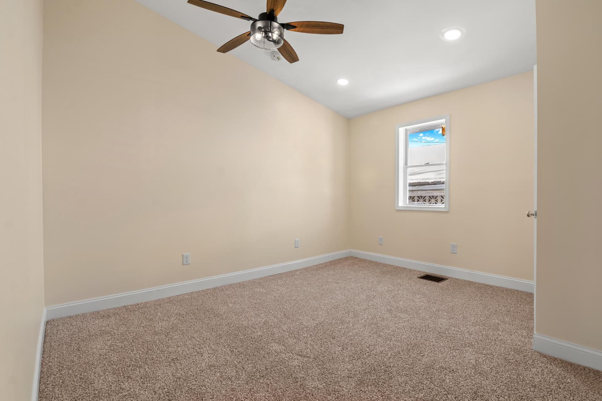 315 Riverside Drive photo 17