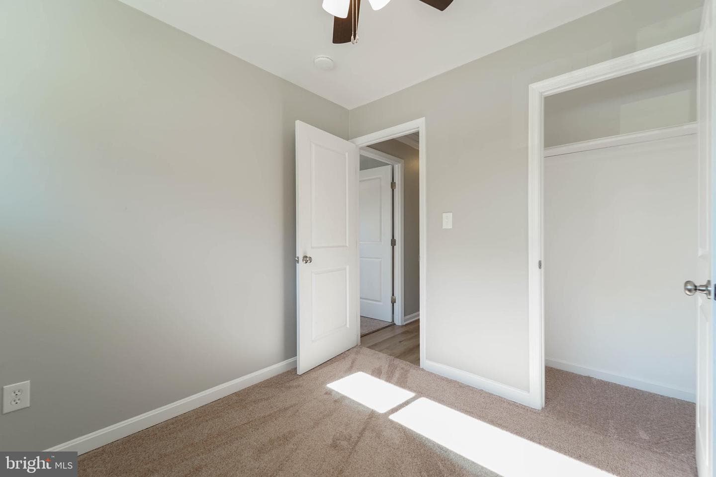 5916 Robindale photo 32
