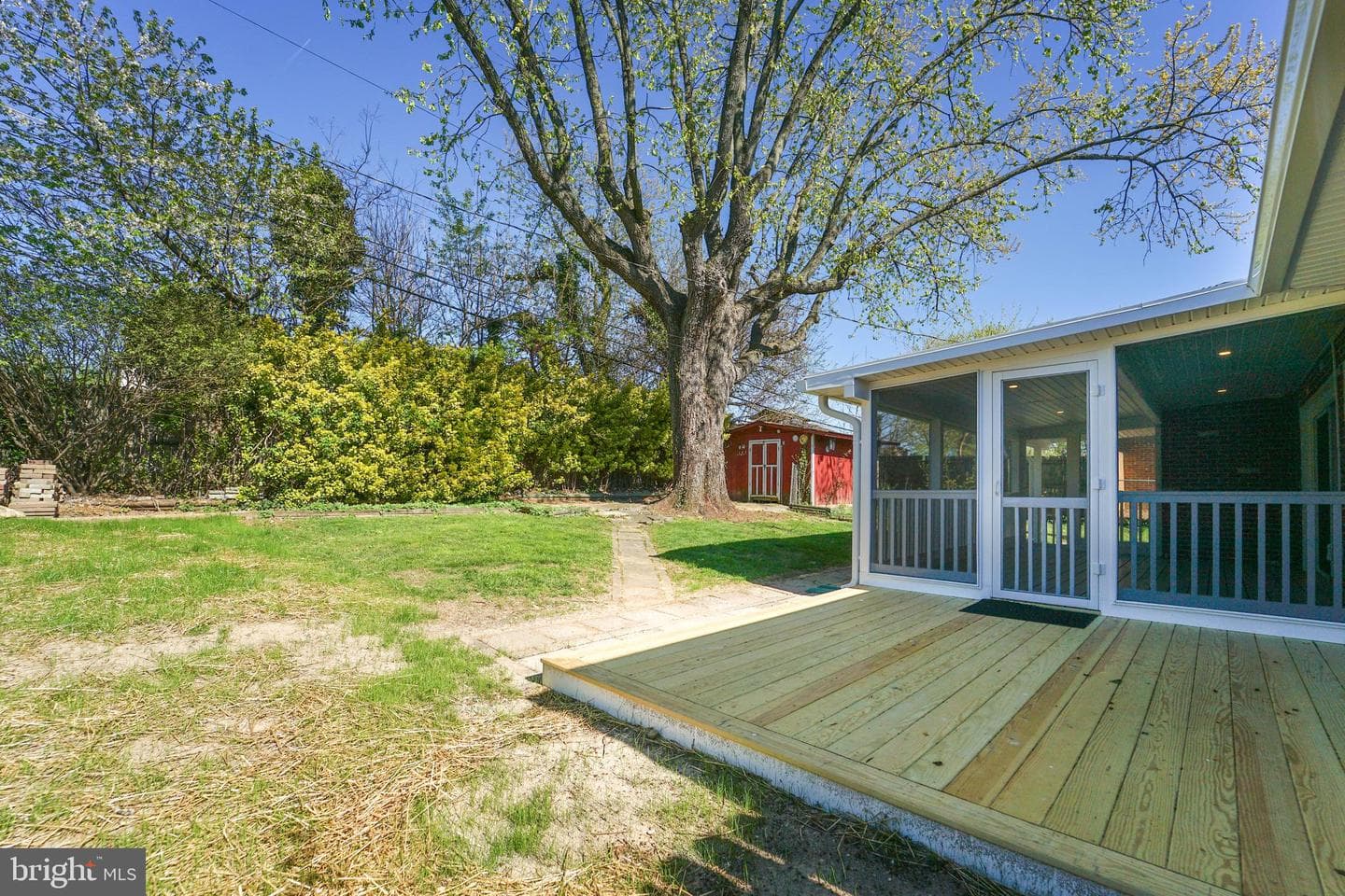 5916 Robindale photo 9
