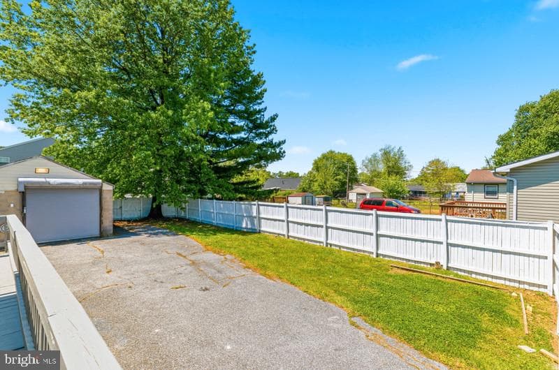 5907 Queen Anne Street photo 36