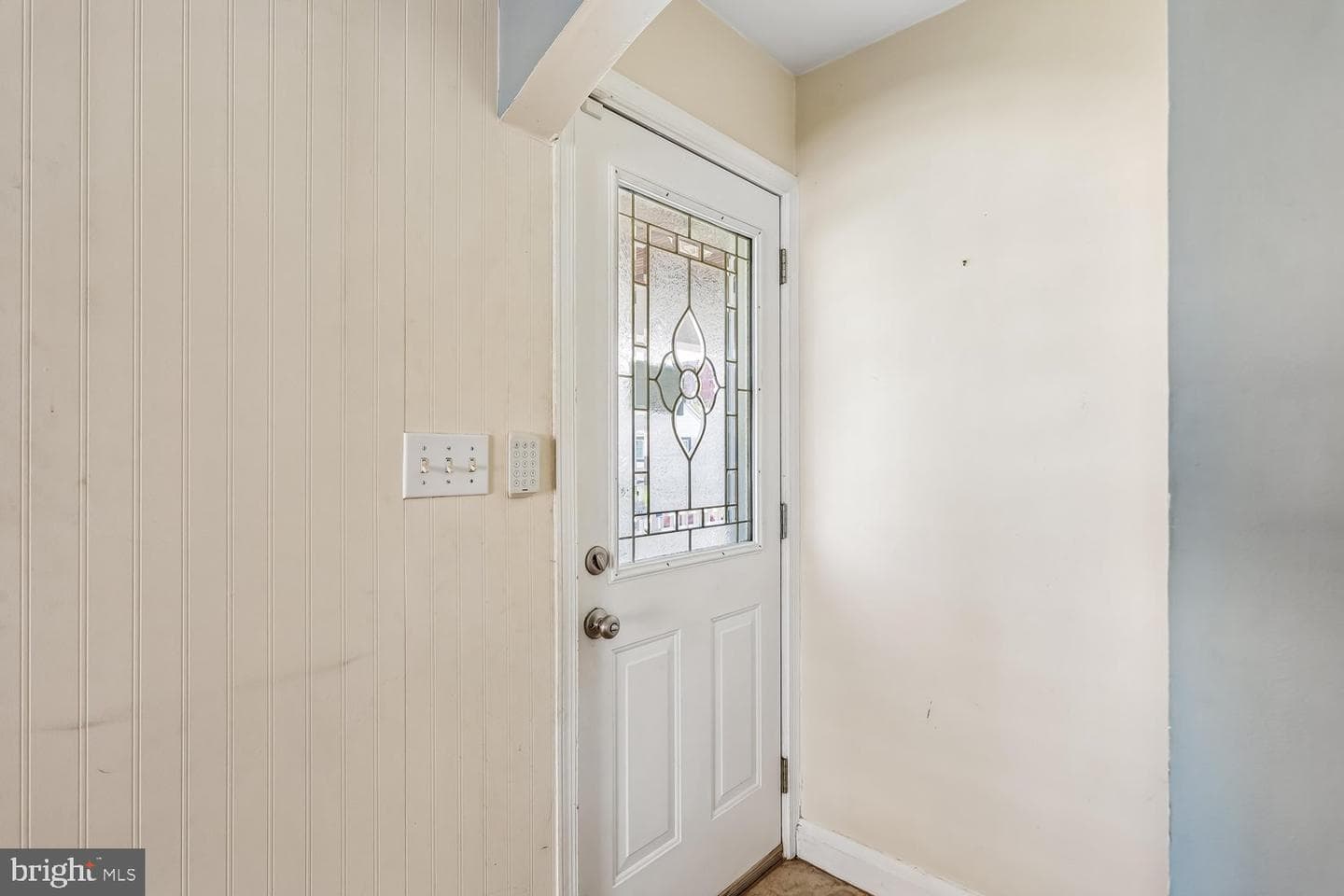 1912 Queensway photo 6