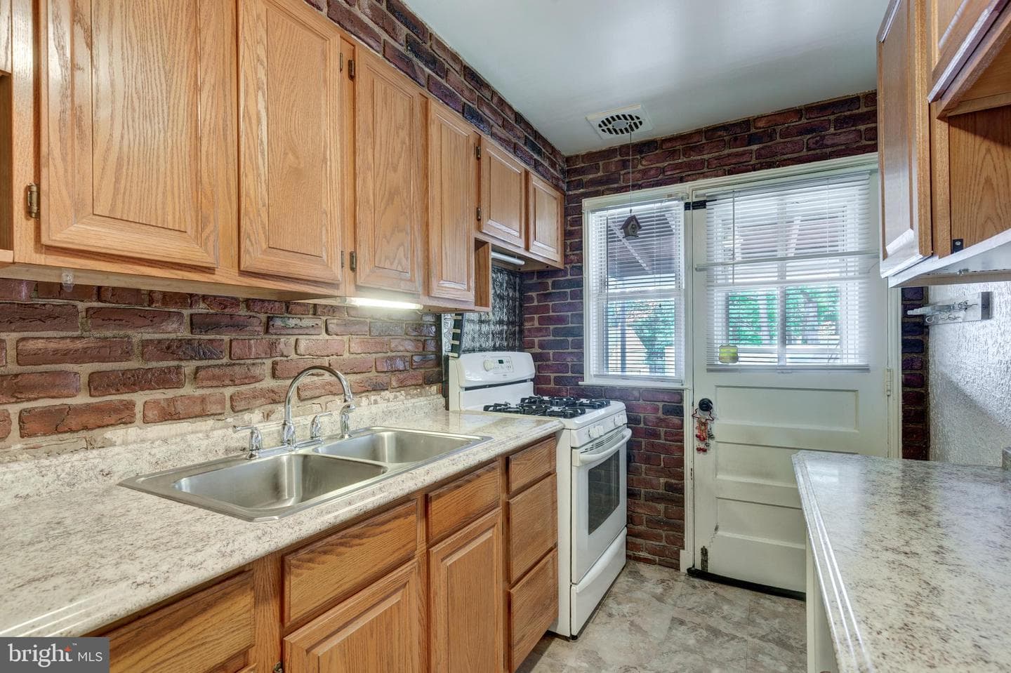 729 Aldworth Road photo 12