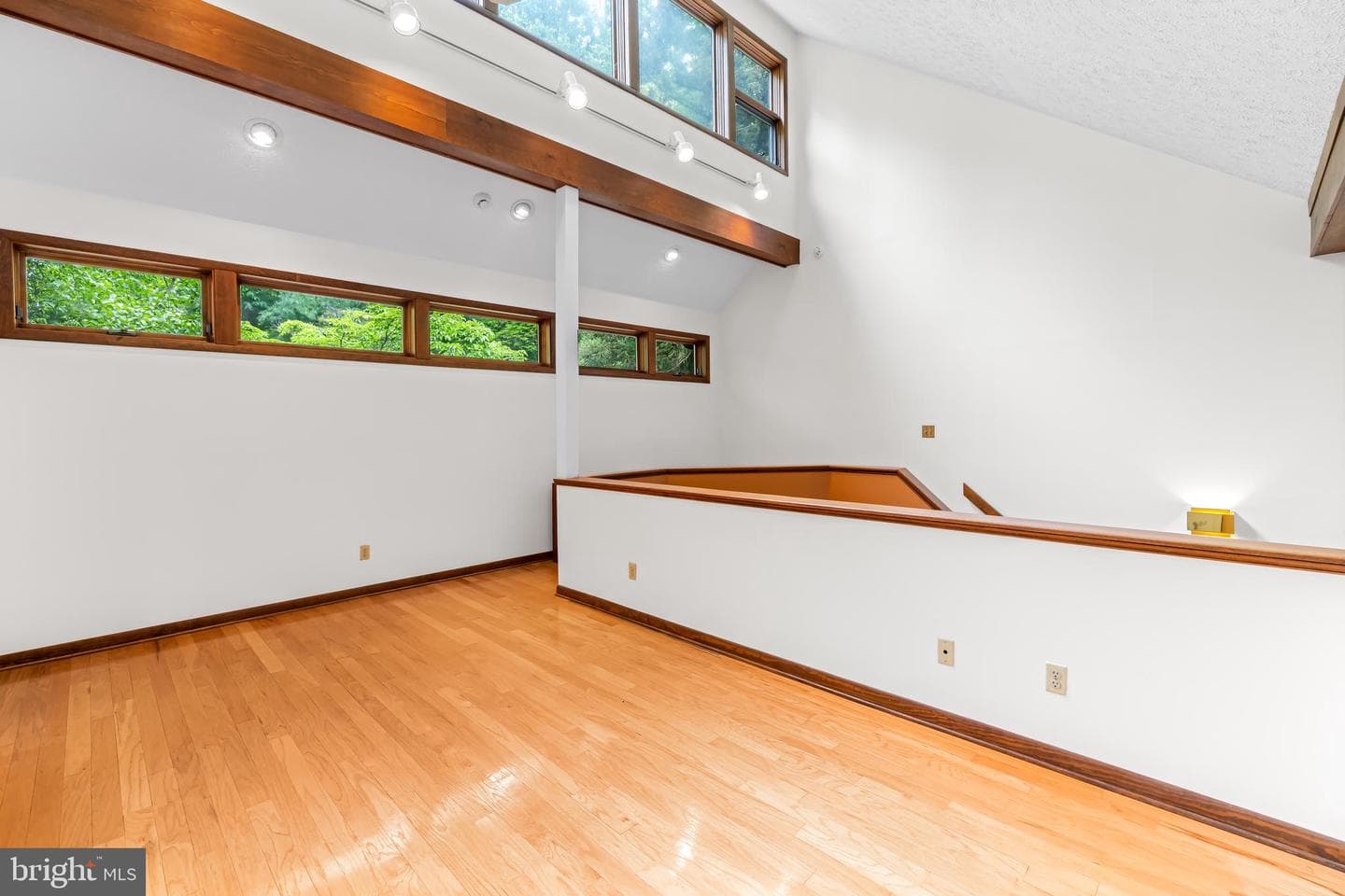 10 Chesterfield Court photo 35