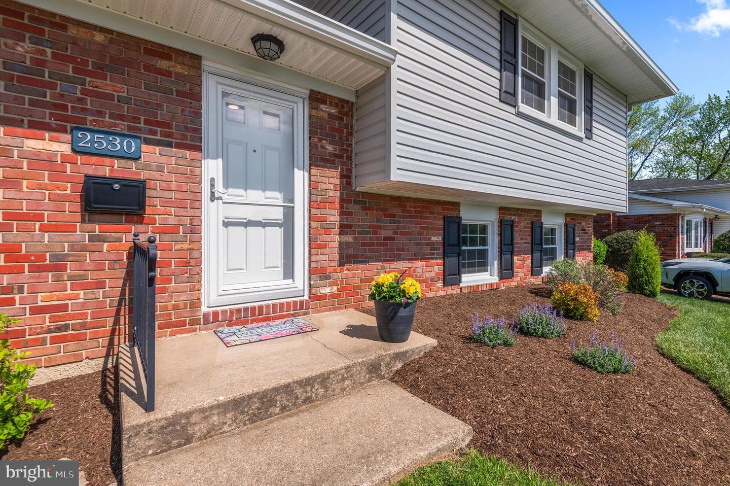 2530 Londonderry Road photo 2