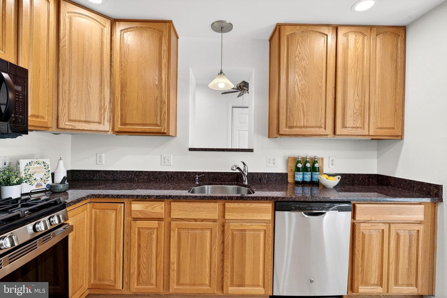 9 Maple Avenue photo 15