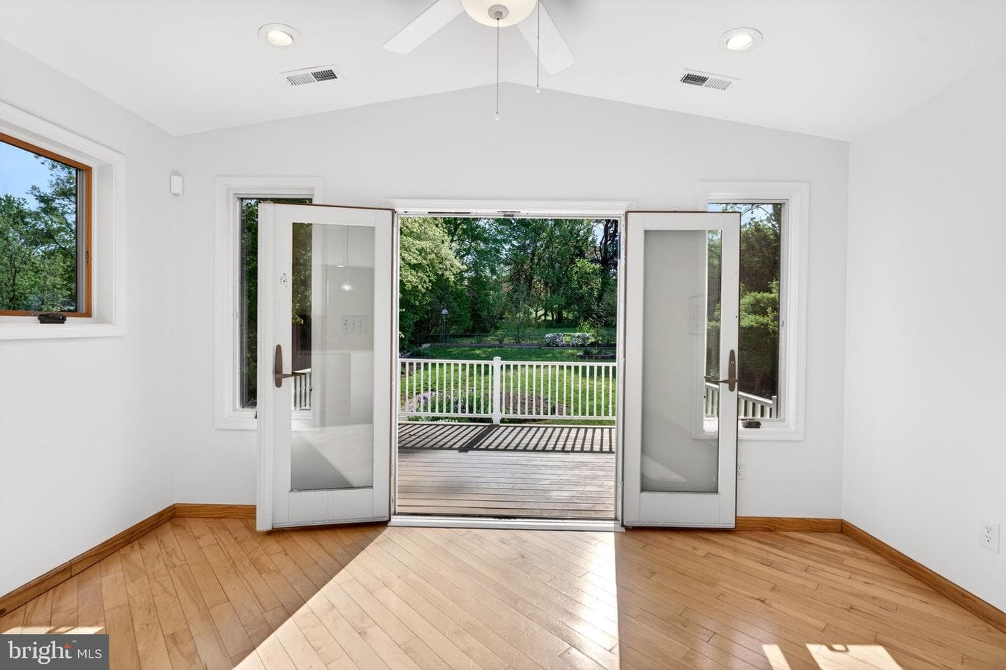 9 Maple Avenue photo 44