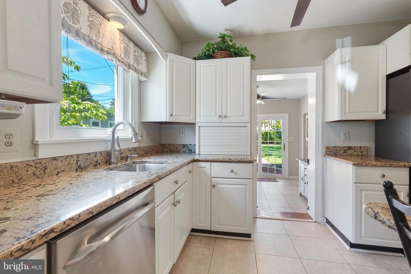 818 Kingston Road photo 10