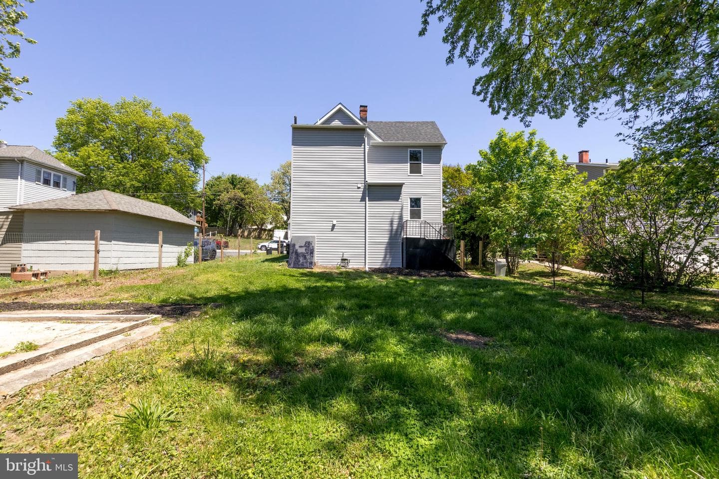 1820 Arbutus Avenue photo 30