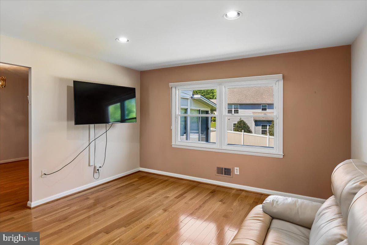 124 W Chestnut Hill Lane photo 9