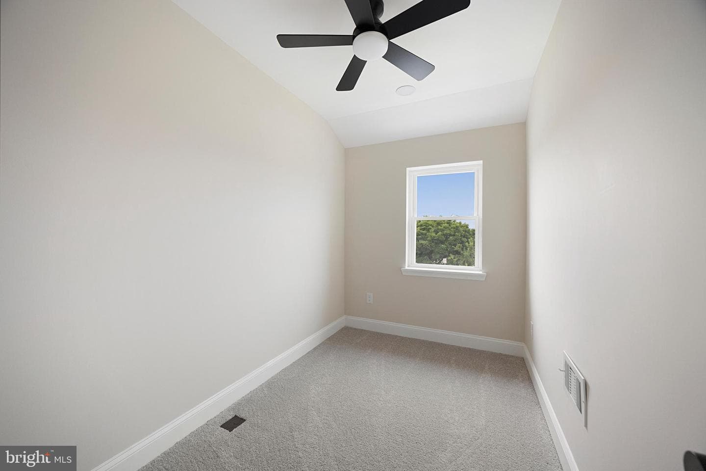 8048 Kavanagh Road photo 28