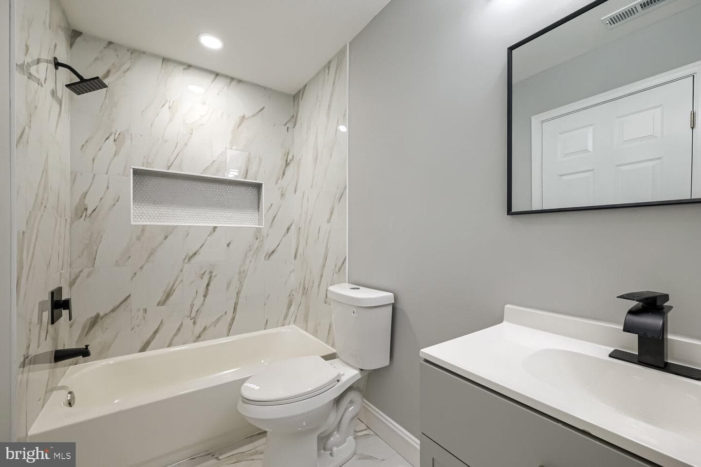 100 Clarendon Avenue photo 26