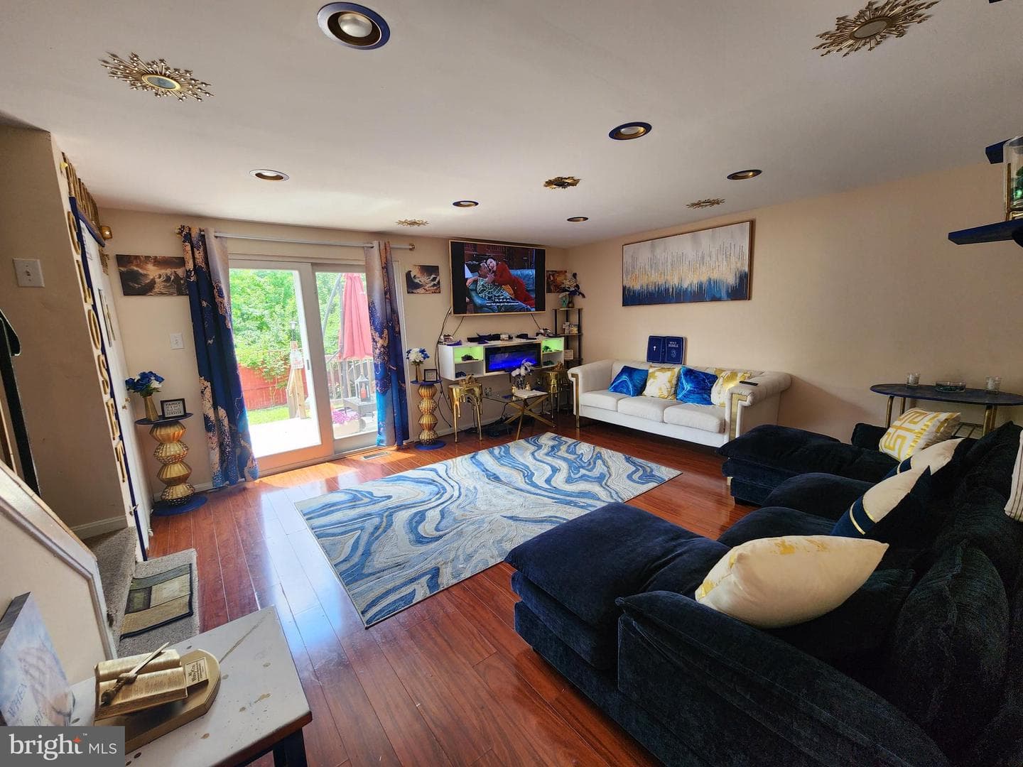 9 Van Court photo 3