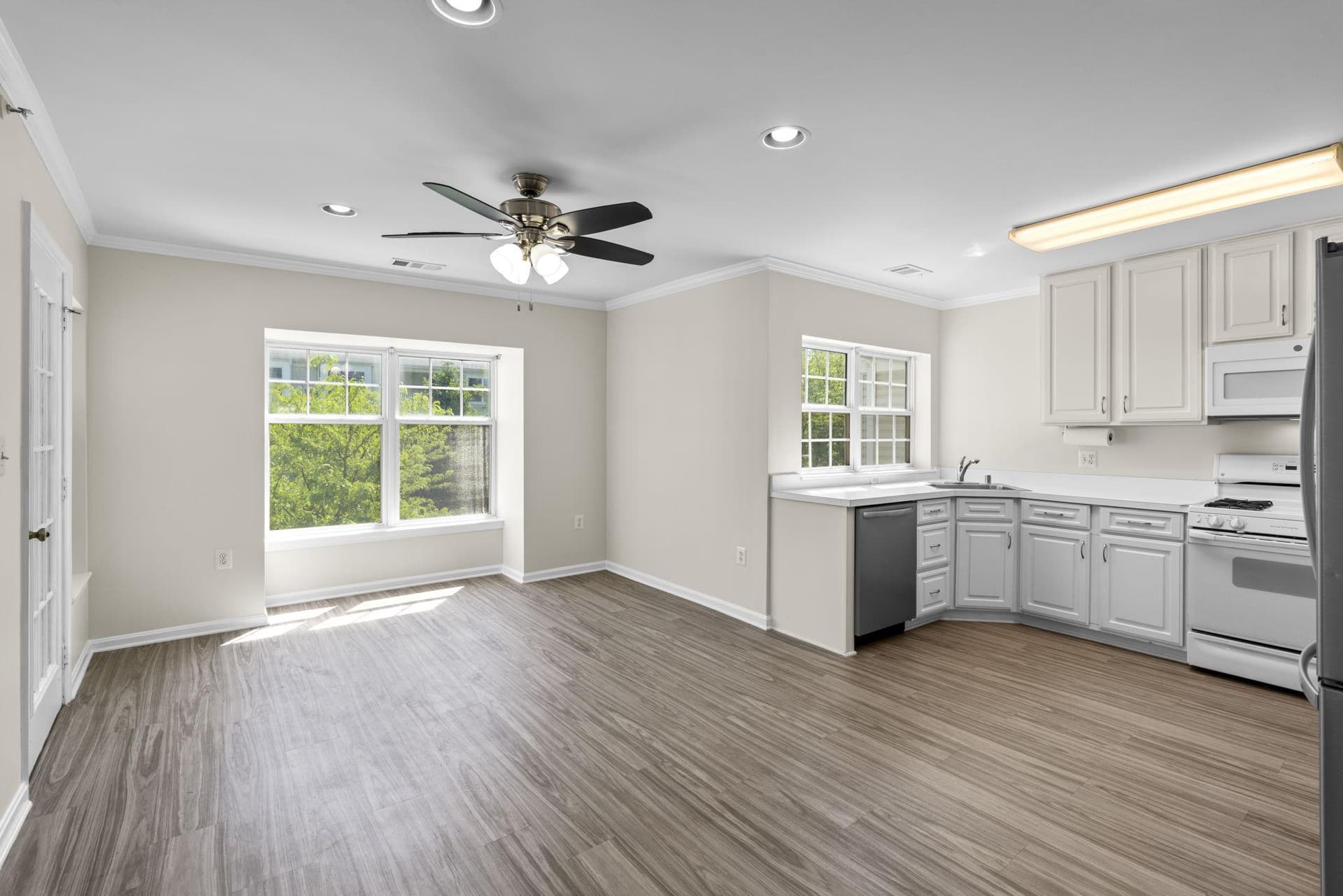 4550 Chaucer Way #406 photo 9
