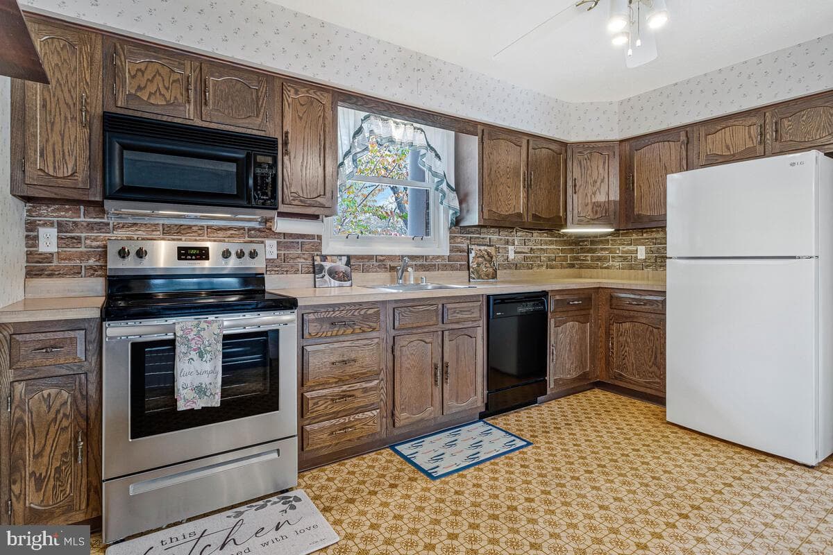3925 Shamrock Court photo 17