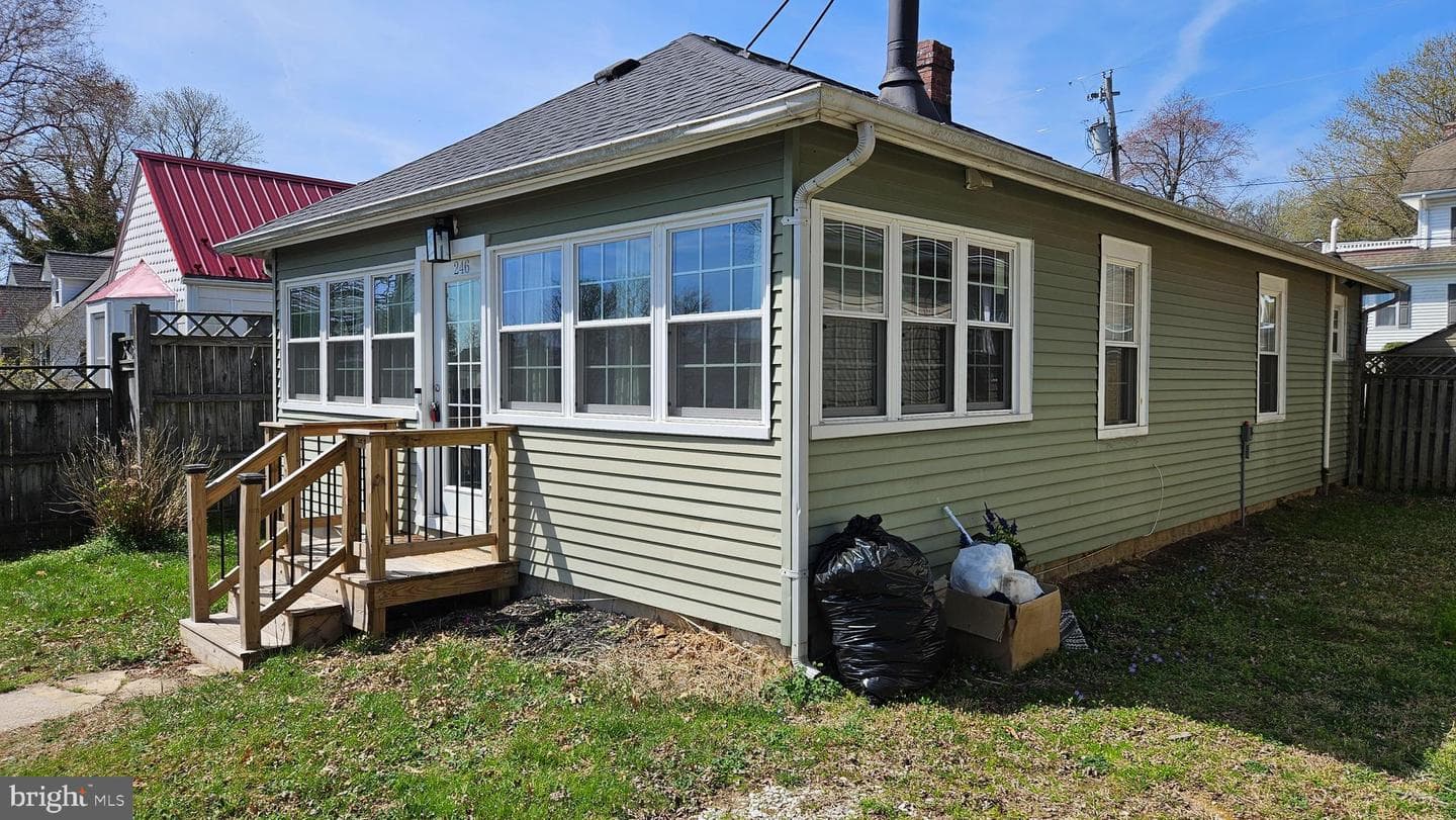 246 Bay Avenue photo 3