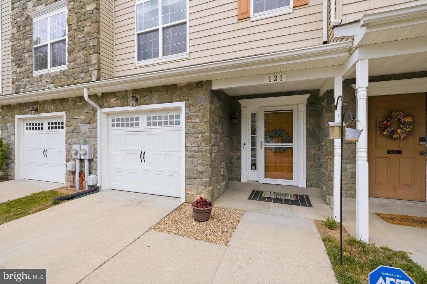 121 Polo Way photo 3