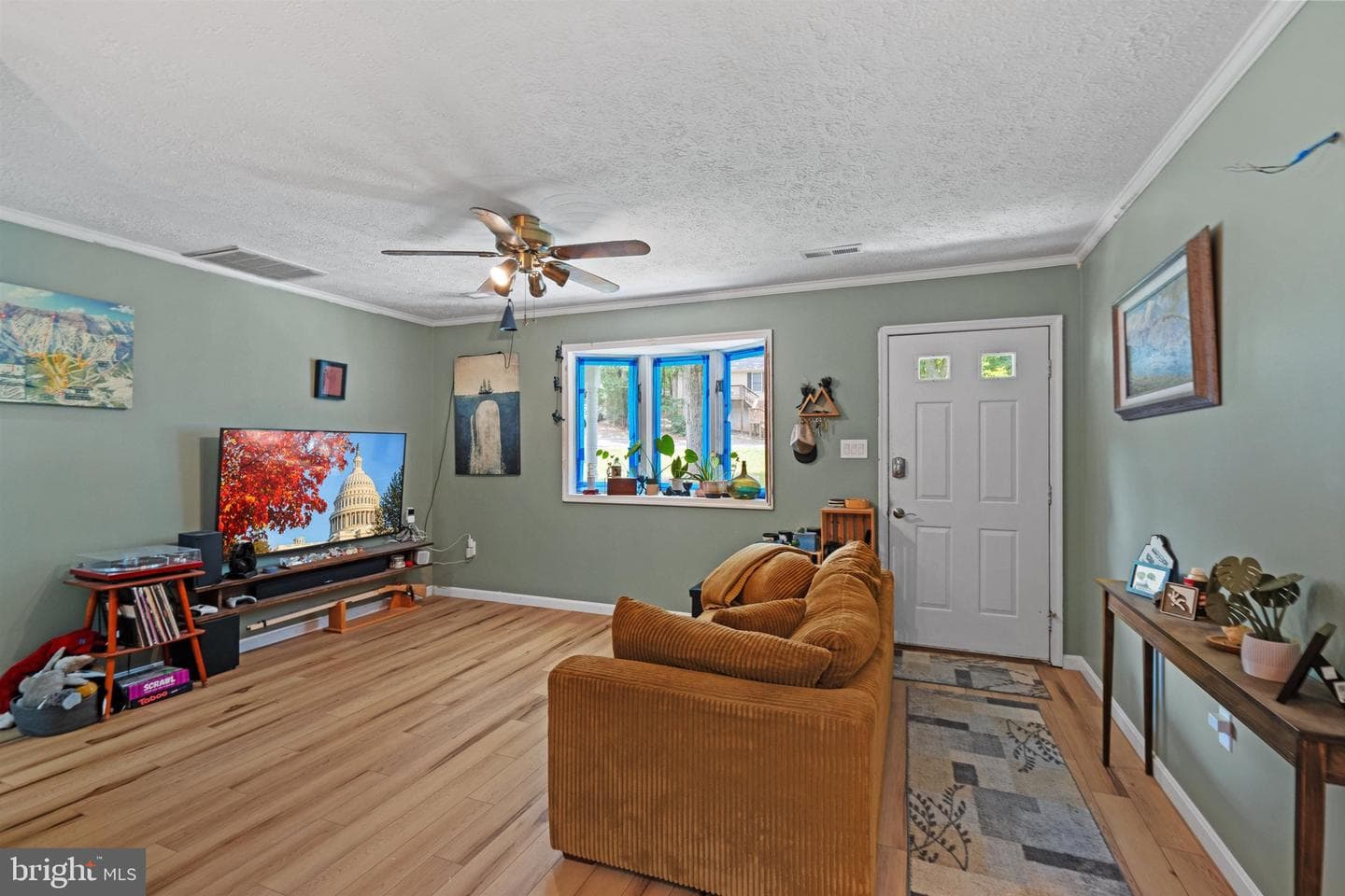 910 Golden West Way photo 3