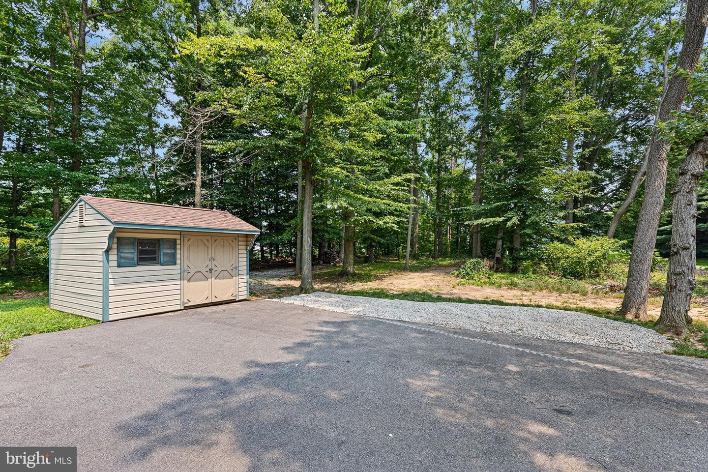 215 Calvert Road photo 3
