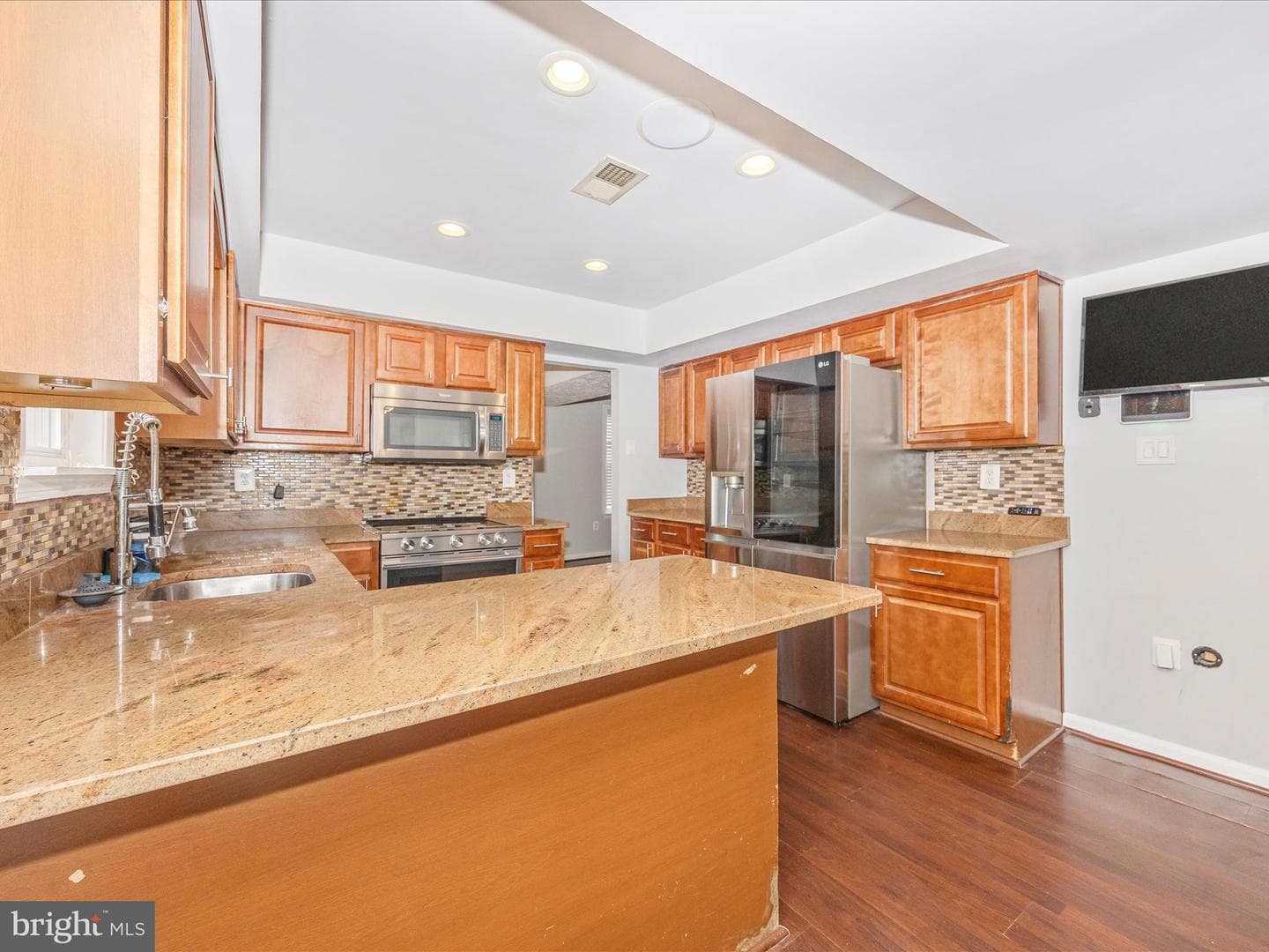 2584 Sussex Court photo 18