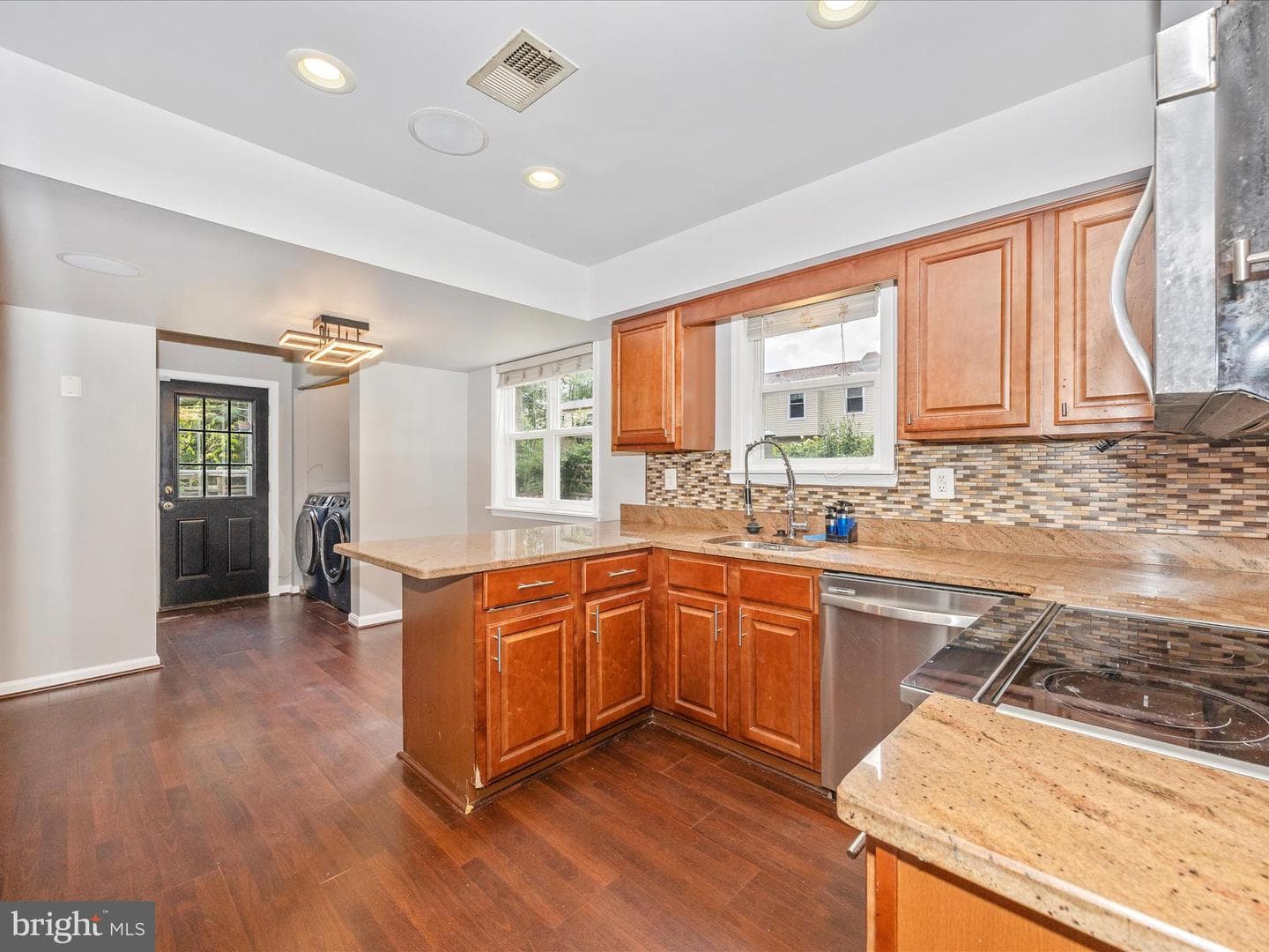 2584 Sussex Court photo 20