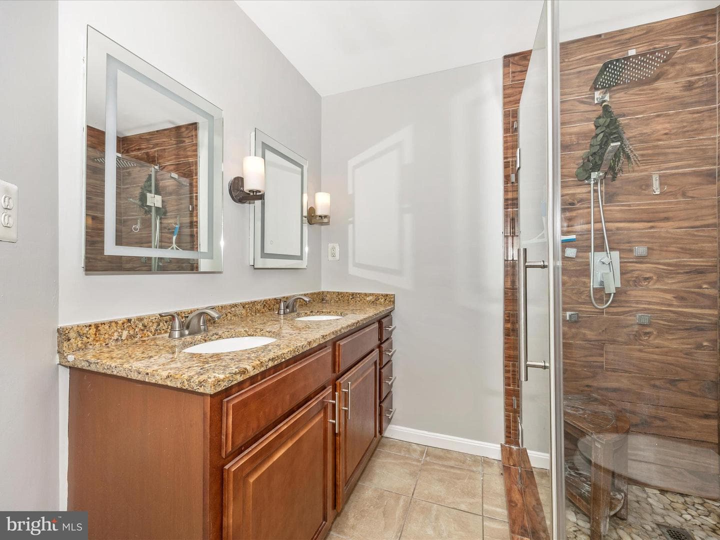 2584 Sussex Court photo 32