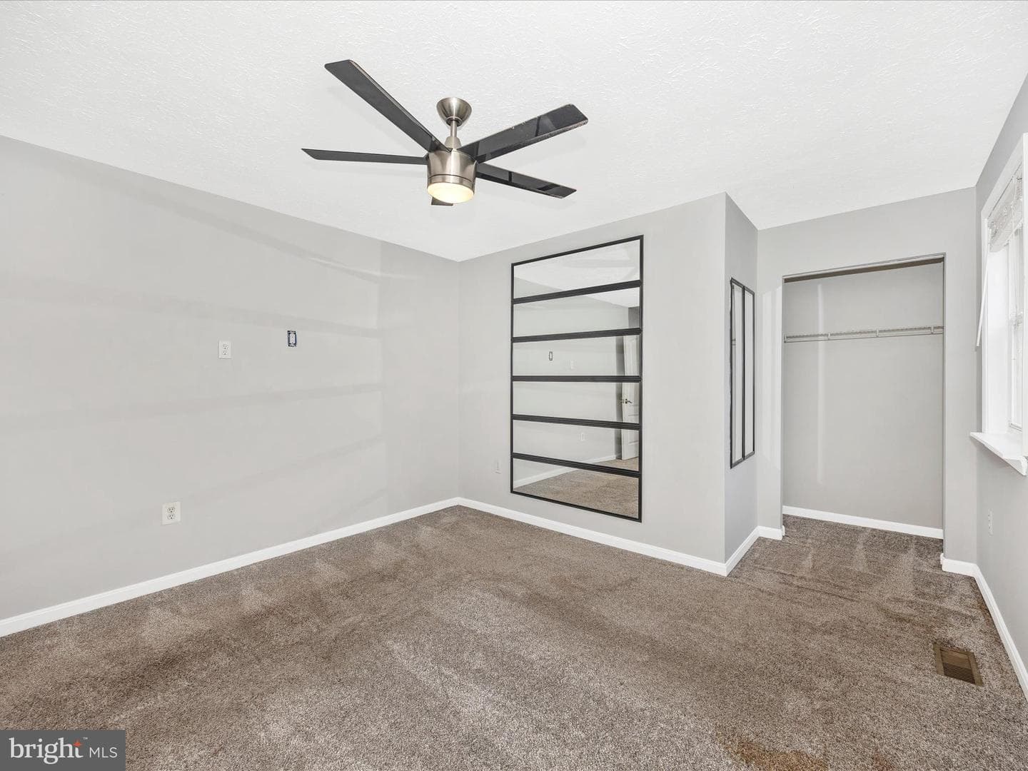 2584 Sussex Court photo 35