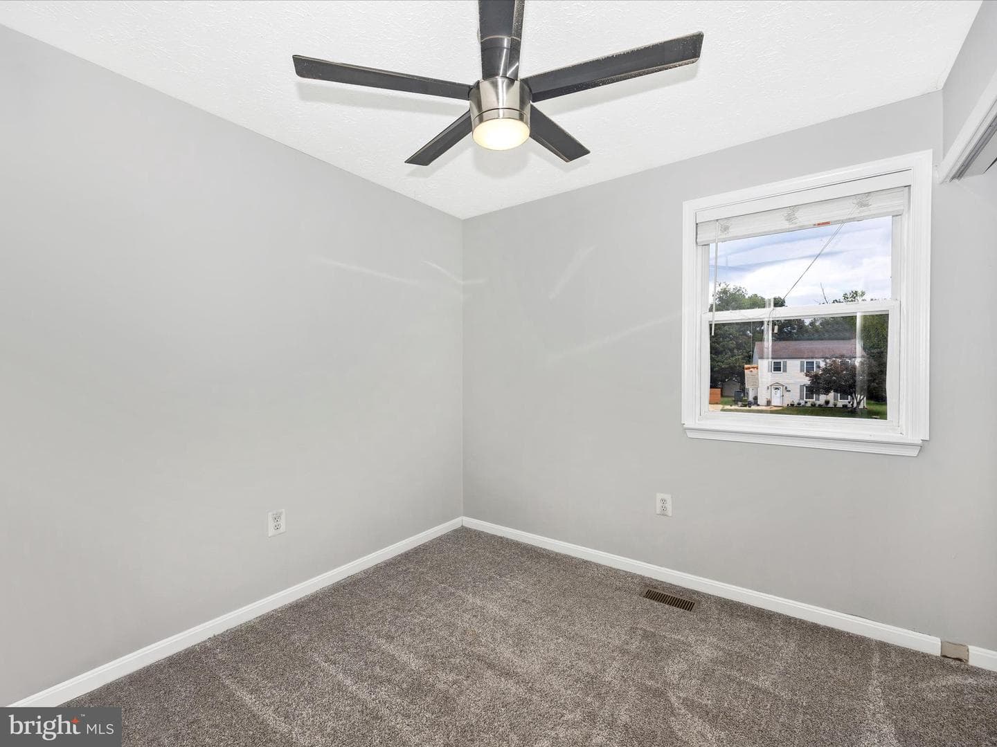 2584 Sussex Court photo 36