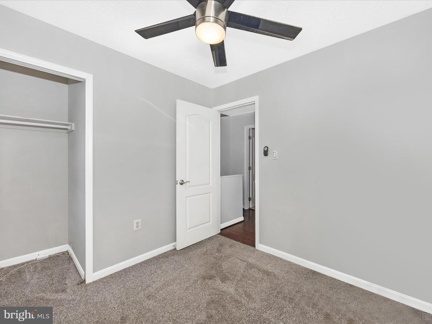 2584 Sussex Court photo 37