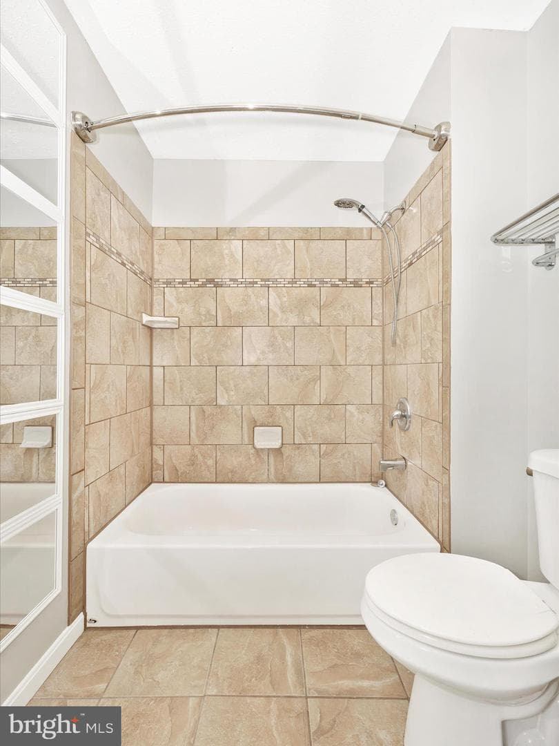 2584 Sussex Court photo 39