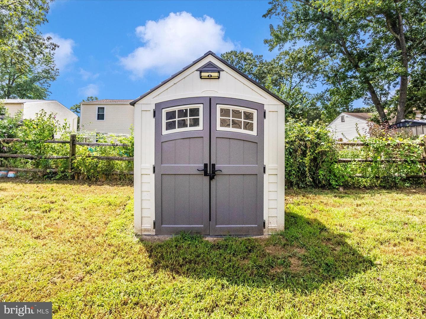 2584 Sussex Court photo 45