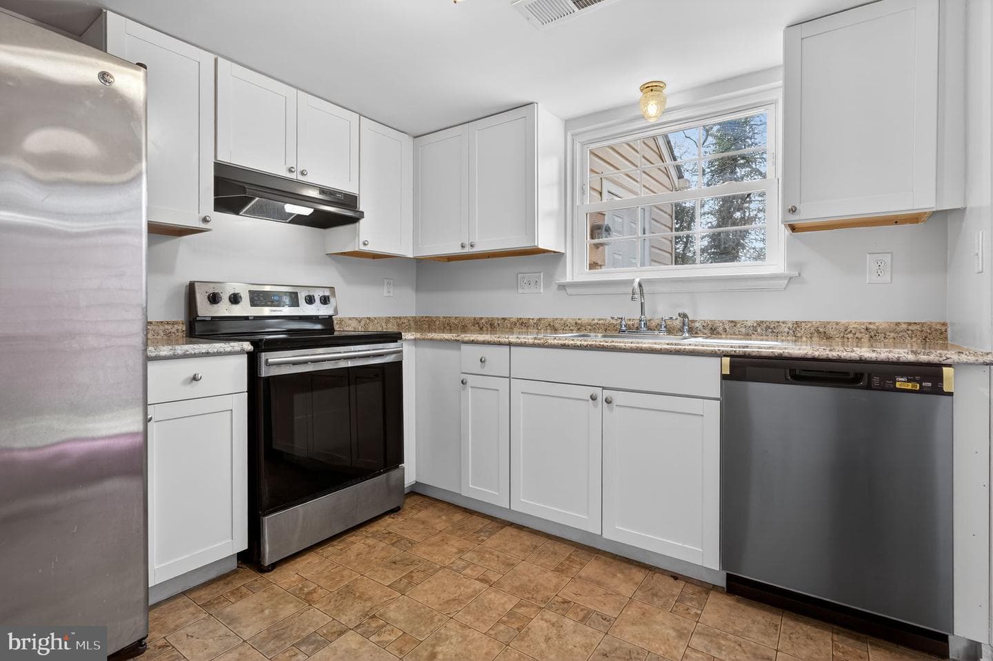 2587 Robinson Place photo 4