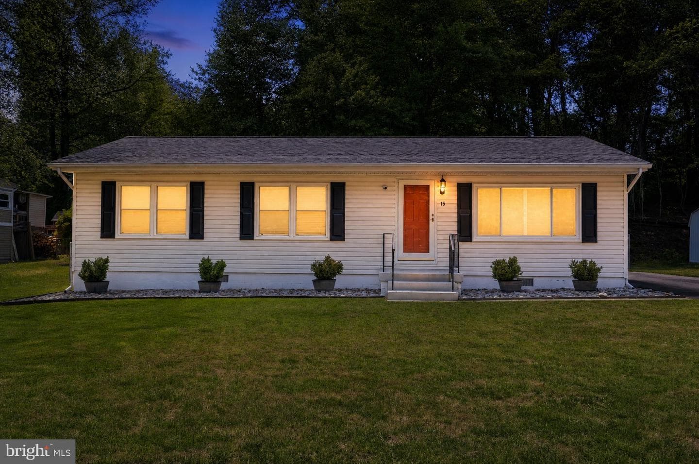15 Willow Lane photo 2