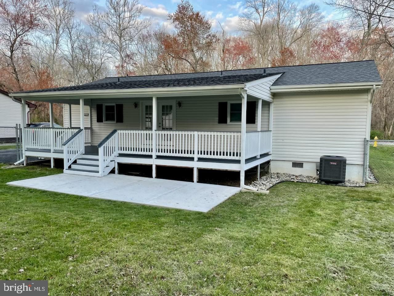 15 Willow Lane photo 3