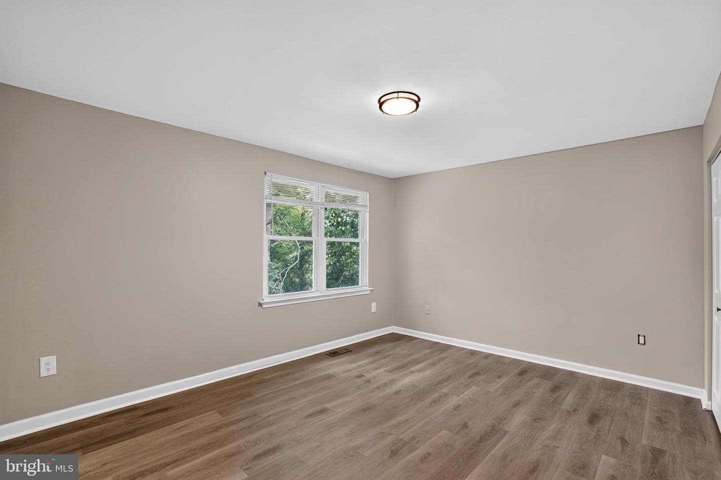 2421 York Court photo 23