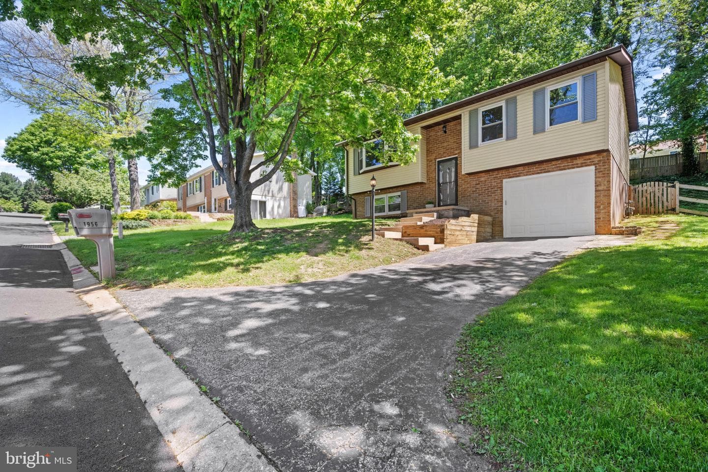 1956 Gardenia Street photo 2