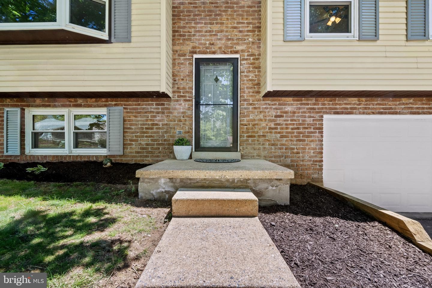 1956 Gardenia Street photo 4