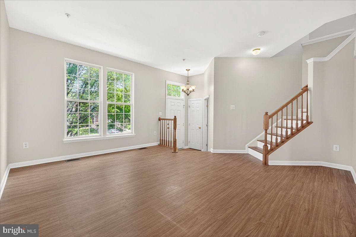 126 Fiona Way photo 5