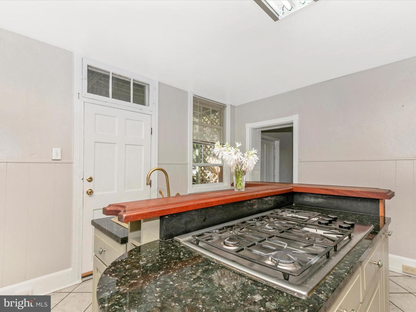 11 South Street W photo 7