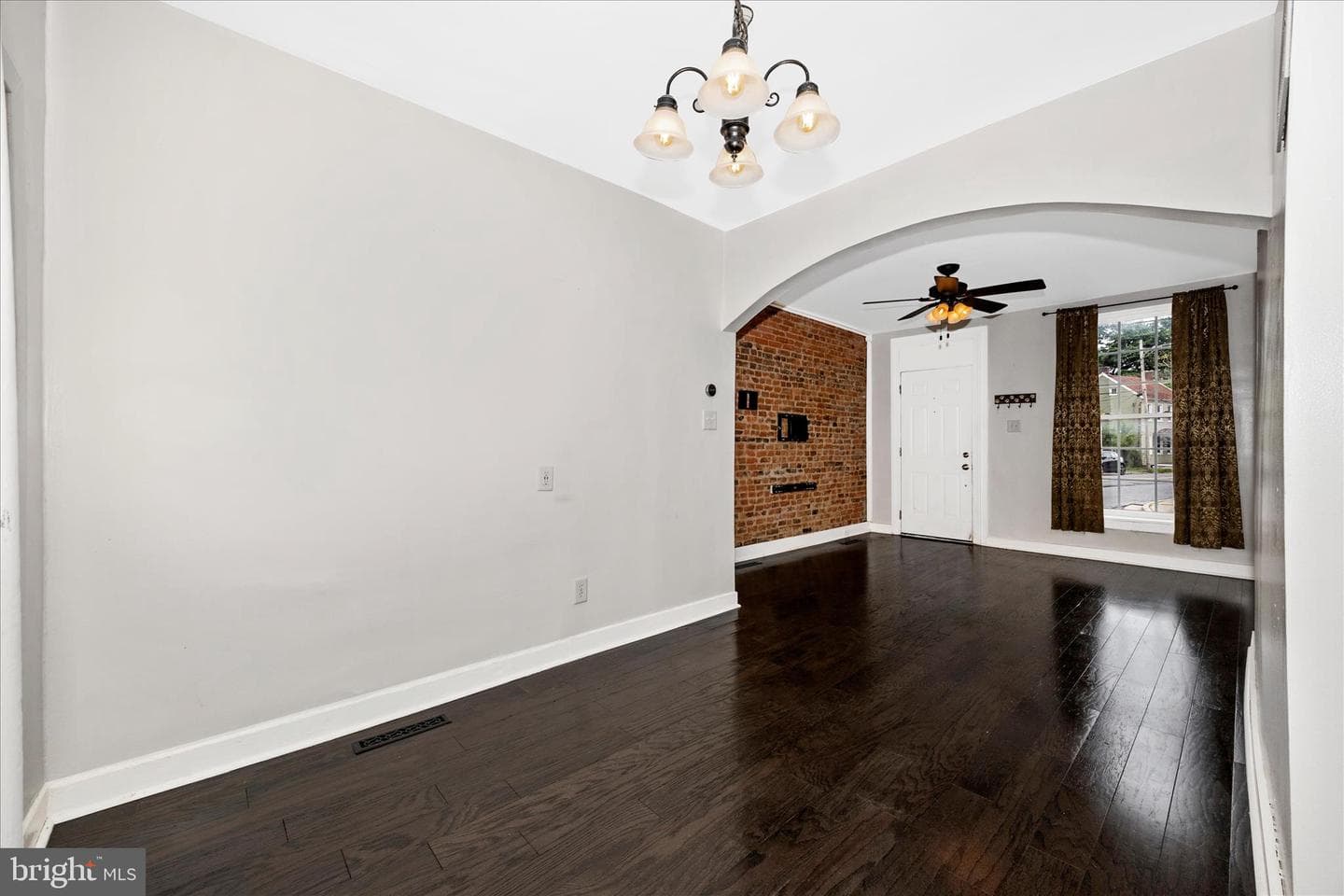 467 W South St photo 12